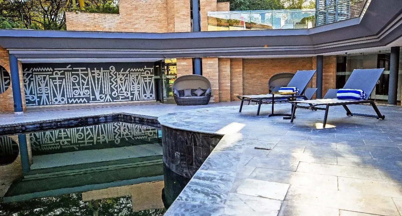Jiko restaurant and pool area.